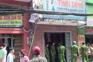 2 vợ chồng thoi thóp trong căn nhà khóa trái cửa