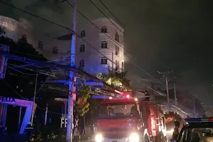 Giải cứu 8 người mắc kẹt trong toà nhà bốc cháy ở Quận 8