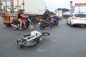 Va chạm với xe container, cô gái 24 tuổi nguy kịch