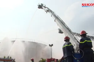 Gần 1000 người diễn tập chữa cháy tổng kho xăng dầu lớn nhất TPHCM