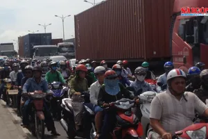 Xa lộ Hà Nội kẹt xe ngày cuối năm