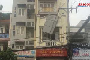 Biển quảng cáo rơi khiến 3 công nhân bị thương