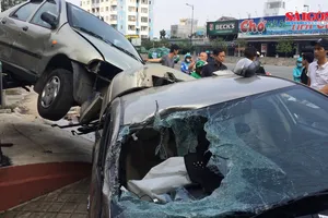 Xế hộp mất lái lao vào tiệm sửa ô tô, tài xế bị thương nhẹ