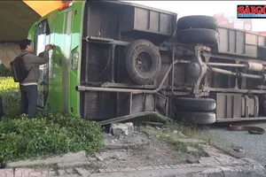 Phá cửa giải cứu gần 10 hành khách từ xe lật ở TPHCM