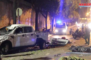 Đạp nhầm chân ga, tài xế xe bán tải gây tai nạn