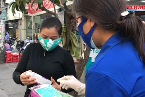 Tình nguyện viên tặng khẩu trang, nước rửa tay cho người bán hàng rong