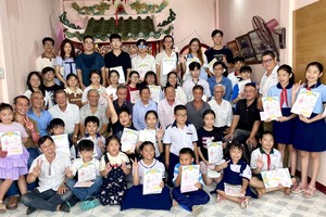 各位理监事与领奖子弟合照。