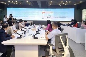 越媒正在听取关于《广西日报》的介绍。