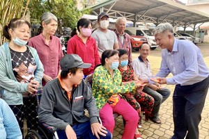 每年，在得到读者热心的捐助下，本报均有开展“盂兰济贫”活动。