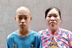 吴金枝和病儿黄晋福。