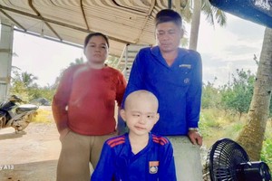 陈文强夫妇与抚养患脑瘤的孙子。