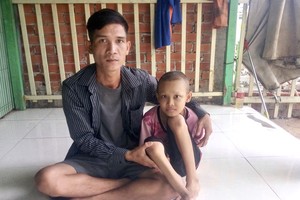 陈文儒与切除右脚脚板的儿子。