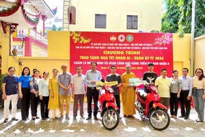 龙华寺与护法会向贫困户赠送谋生工具。