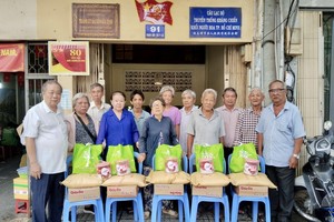 胡志明市华人抗战传统俱乐部关怀清寒会员