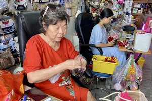 母女同心献爱心 赠送1500盏花灯