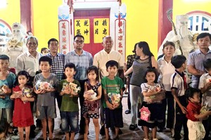 各界热心人士向小朋友赠送中秋礼物。