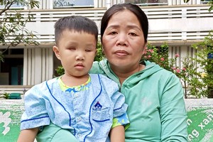 黄氏玉与失明的孩子陈黄天福。