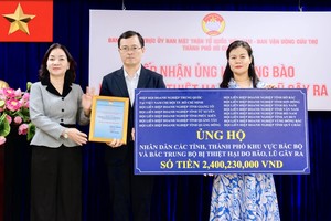 副总领事徐州（中）将善款移交予胡志明市越南祖国阵线委员会。