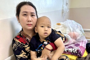 阮氏欢正在医院照顾患病的幼子顺勝。