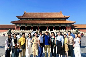 代表团参观北京故宫。