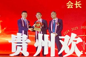 应届会长刘斌接受领导授牌。