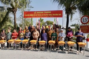 胡志明市原第八郡各寺院携手为同塔省捐建“圆通5号桥”