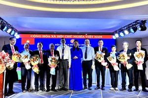 胡志明市堤岸坊东医会举行首届任期大会