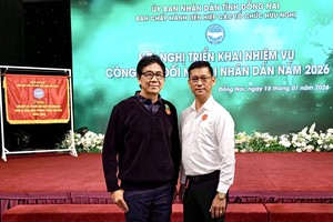 徐国鍠与廖子权出席同奈省友联总结会议合照留念。