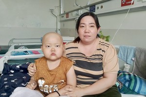 范如意与患血癌的儿子。