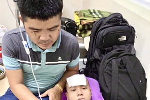 陈文恩在照顾骨癌儿子。