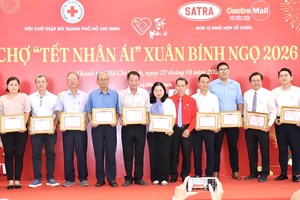 胡志明市红十字会与各华人单位配合开展“仁爱市集” 活动
