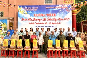 富定坊党政机关领导与崇正慈善会馆理事会成员向贫困户赠送暖心礼物。