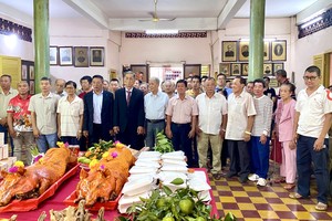 郭氏宗祠理事会同仁齐贺祖诞。