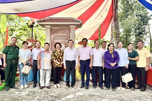 各慰问团代表与原国家主席张晋创合照。