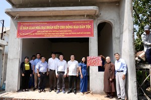 各单位代表为黎玉荣新居举行揭幕仪式。