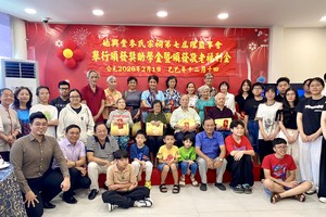 何氏宗祠理事代表、麦氏宗祠理监事和各位长者、子弟合照。