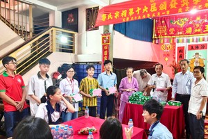 郭氏宗祠理事会向优秀子弟颁发奖学金。