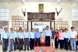 富定坊向崇正慈善会馆赠送礼物贺年。