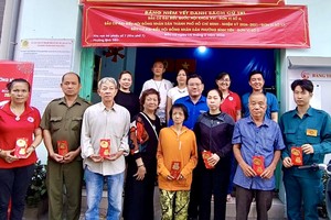 平仙坊红十字会领导、赞助商向贫困家庭赠送新年红包后合照。