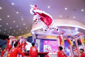 衡英堂龙狮团今年特别推出《醒狮勇闯3米梅花桩》节目。