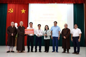 胡志明市华人佛教正代表释慧功和尚代表，向仁爱医院捐助1亿2000万元。