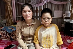 陈氏行和患脑瘤的女儿。