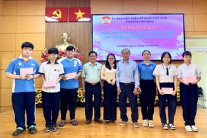 平仙坊领导和崇正慈善会馆代表向各贫困学生发送生活津贴费。