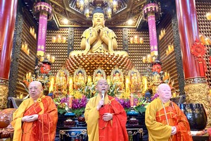 胡志明市华人佛教正代表释慧功和尚（中）、副代表释惟镇和尚（右）和副代表释了明法师祝贺新年。