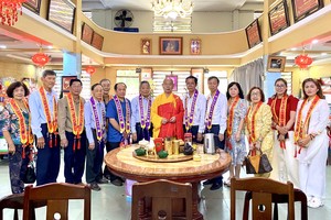 龙华寺护法会团拜贺新春