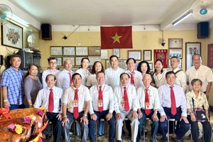 刘氏大宗祠理监事会成员与宗亲们合照。