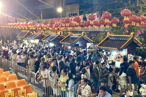 义安会馆美食区食客如鲫。