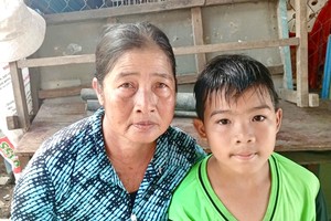 阮氏碧蓉和患血癌的外孙阮家宝。