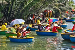 游客在越南会安体验乘坐小圆舟的乐趣。图：互联网