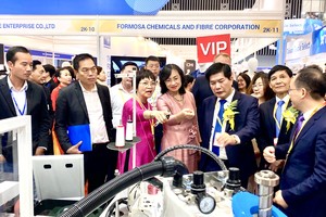 工商部副部长潘氏胜与各部门代表观展。